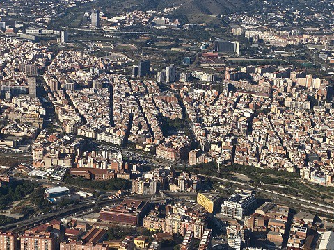 vista aérea del samontà centrada en el futuro eje entre diagonal (parte superior) y Granvia todavía inconexo debido a las vías del tren que cruzan la ciudad. La zona verde junto a los raíles (en el centro de la parte derecha de la foto) es el parc de La Torrassa