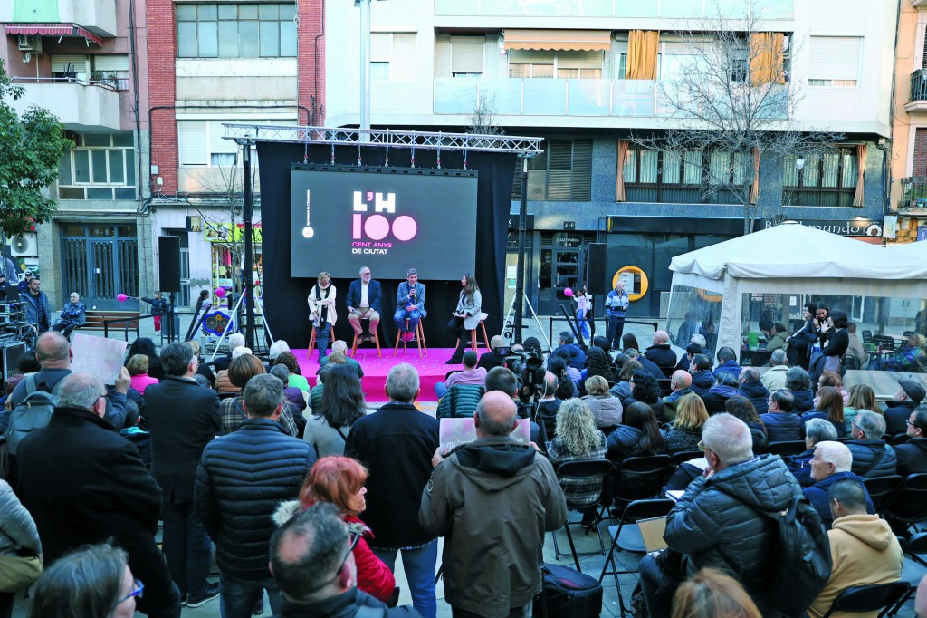 Presentación de la marca del centenario de L'Hospitalet en la plaza Española (La Torrassa)