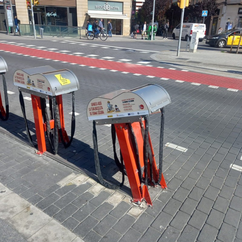 Aparcamientos para bicicletas fuera de servicio y en mal estado