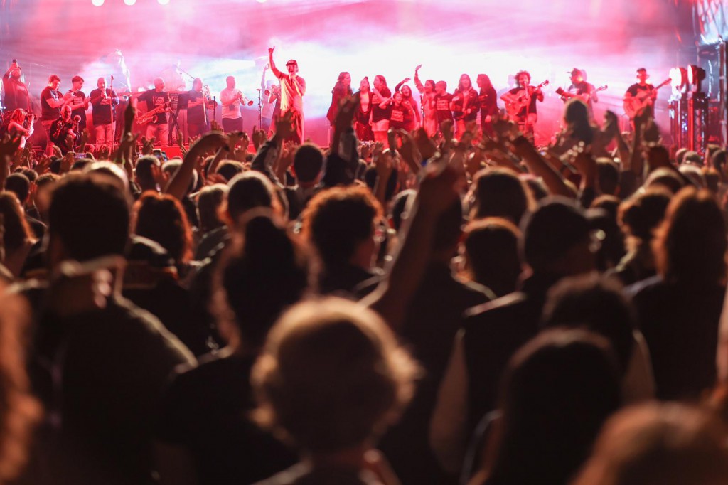 Macaco en el escenario con los vecinos de Camps Blancs