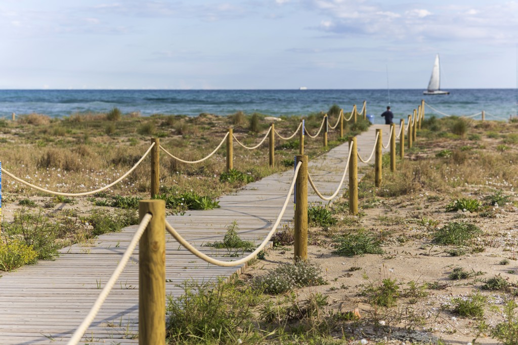 Mobiliario renovado en la playa de Viladecans