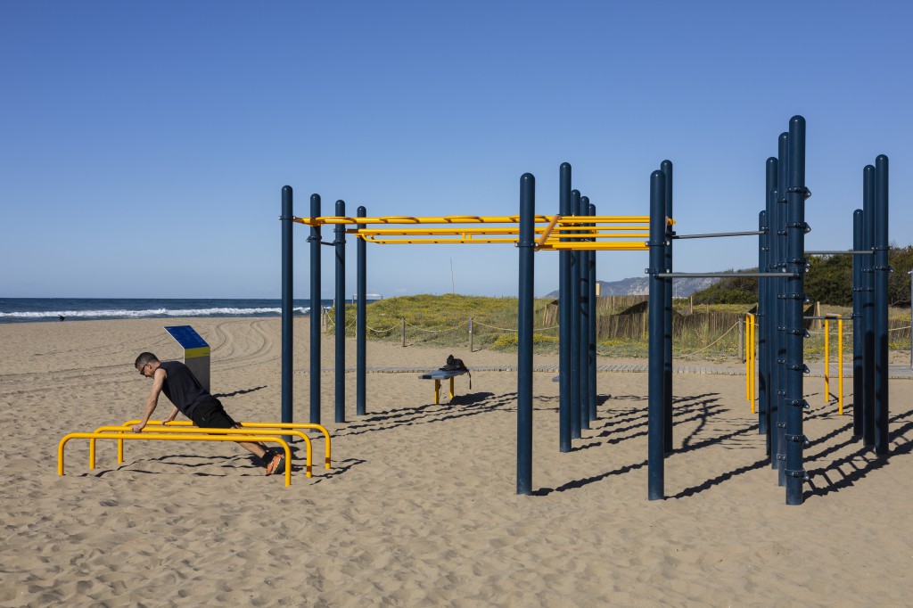 Instalación de calistenia en la playa de Gavà
