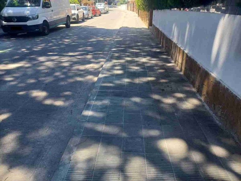 Acera renovada en el Paseo de la Tramuntana