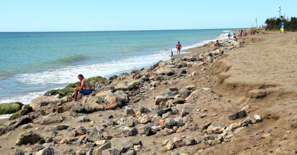 Playa de Can Camins, sin espacio para toallas