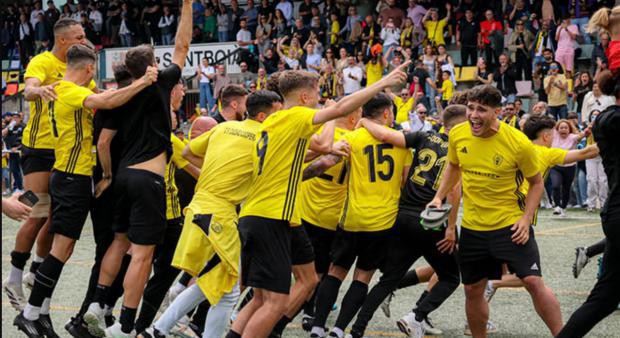 Los jugadores de ‘la Coope’ celebraron el tercer ascenso consecutivo con euforia sobre el césped del Joan Baptista Milà