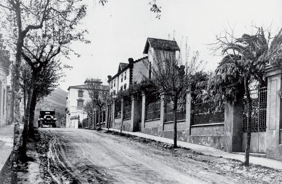 Un dels carrers santboians on se concentrava la destacada colònia barcelonina d’estiuejants. A l’entrada del carrer, prolongació del de Raurich, hi havia la seu social del Centre Estiuenc Sant Jordi, 1910-1920. (foto: Arxiu Històric Municipal de Sant Boi)
