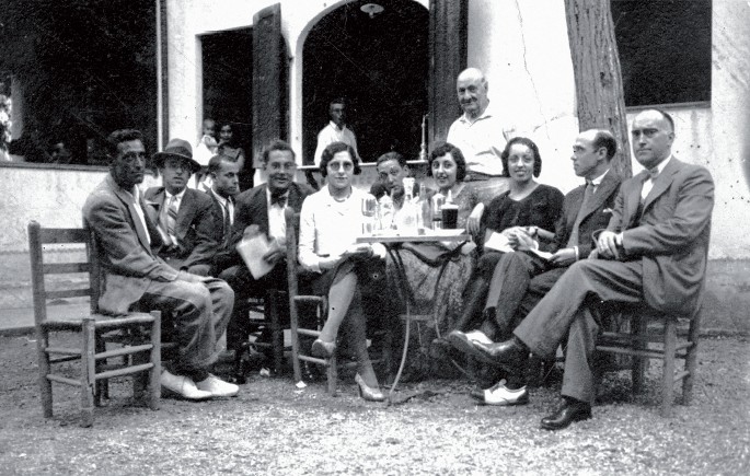 Grup de socis del Centre Estiuenc Sant Jordi, al Cafè - Teatre del carrer Miquel, de Sant Boi de Llobregat, 1930