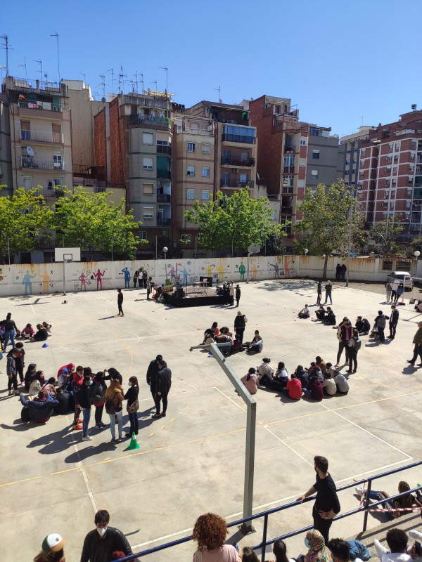 PATIO DEL INSTITUT EDUARD FONTSERÉ DE L’HOSPITALET (CON LOS PISOS DE LA FLORIDA de FONDO) DURANTE LA CELEBRACIÓN DE UNA ‘FESTA DE LA PRIMAVERA