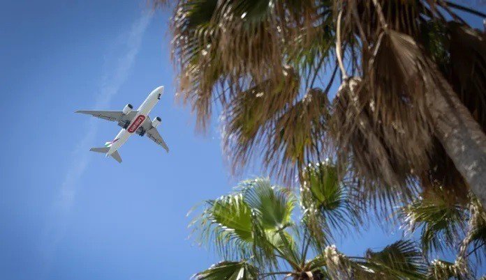 Avión sobrevolando Castelldefels