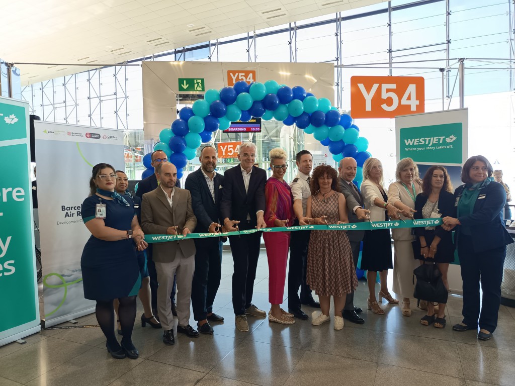 Representantes de WestJet, Aena, Turismo de Barcelona, Generalitat de Catalunya, Cámara de Comercio y APG Spain celebran juntos el lanzamiento de la nueva ruta entre El Prat y Halifax.