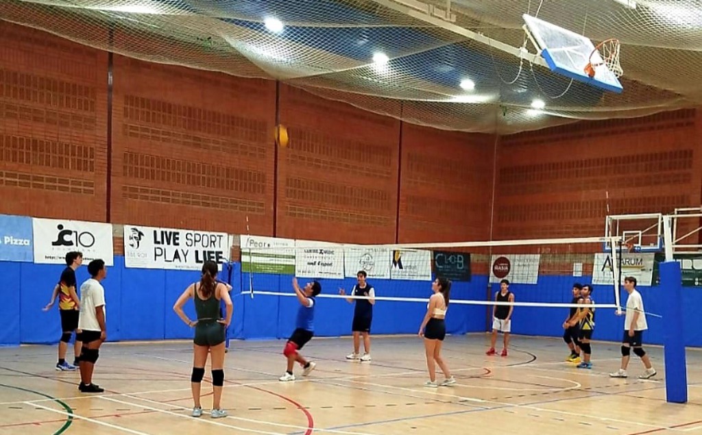 Partido de voleivol mixto en el polideportivo de Can Roca, en Castelldefels, la noche del sábado 26 de junio en el marco de la iniciativa 'a la nit una altra moguda'