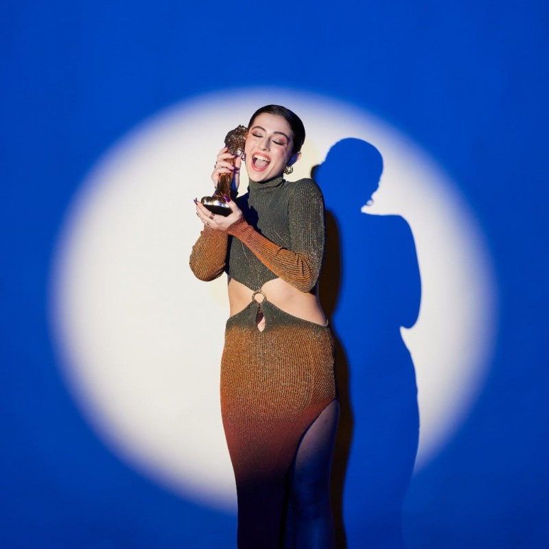 Claudia Malagelada posant amb el Premi gaudi- (foto: landerlarranaga whitehorse)