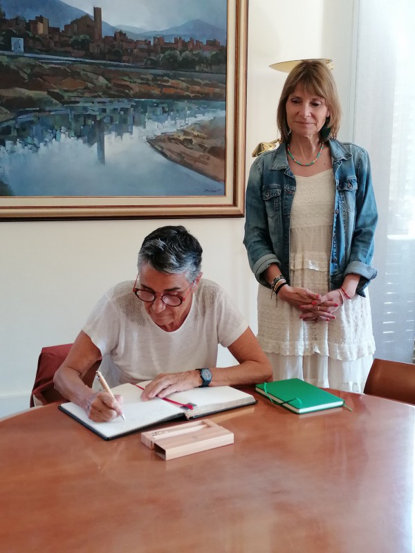 La consellera de Salut, Olga Pané, firma el Libro de Honor del Ayuntamiento de Sant Boi, en presencia de la alcaldesa Lluïsa Moret