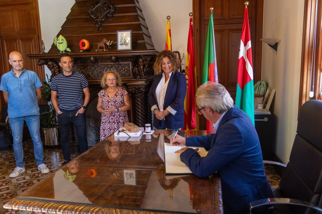  El alcalde de Águeda, Jorge Almeida, firmando en el libro de honor del Ayuntamiento de Viladecans