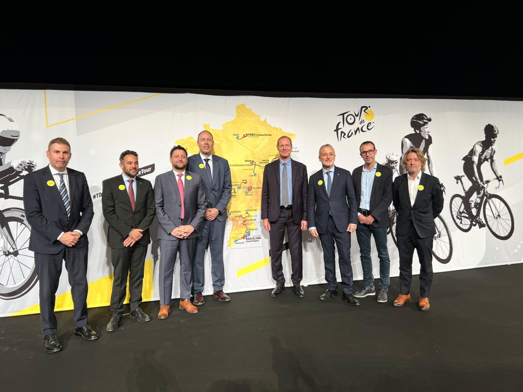 Foto de familia de la presentación del Tour 2026 con la presencia de David Escudé