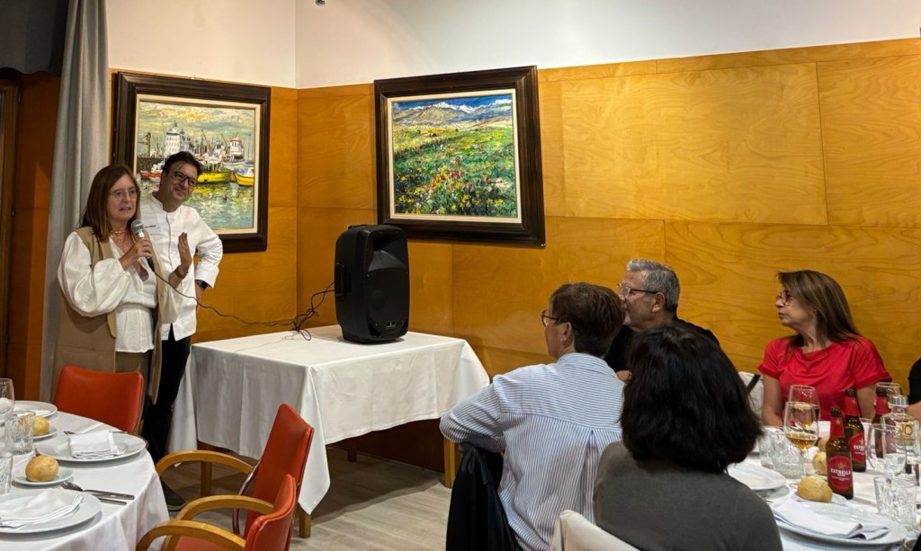 Glòria Cugat y Domingo Morillas dirigiéndose a los comensales