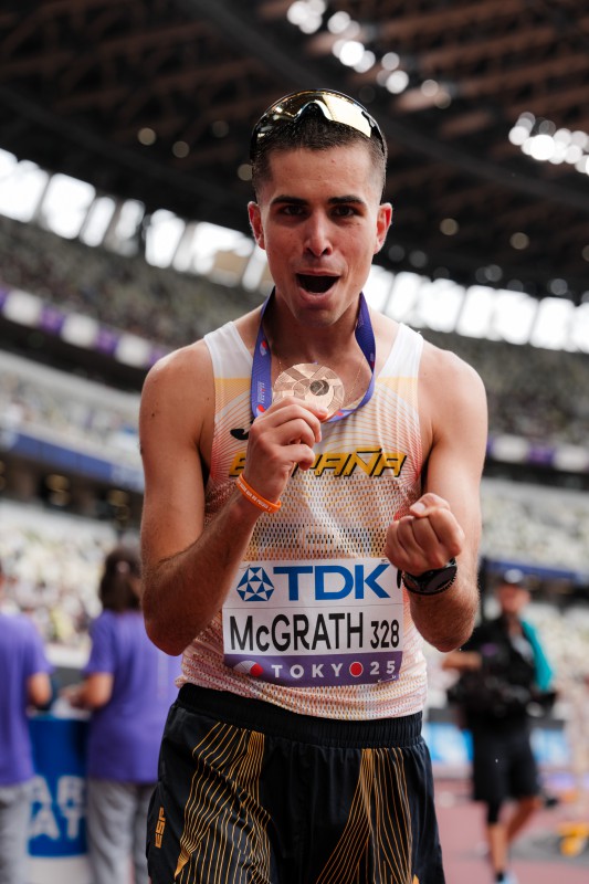Paul McGrath exhibint la medalla de bronze aconseguida al Mundial de Tòquio (20-09-2025)