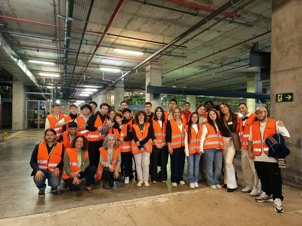 La consellera Eva Menor durante una visita a la instalaciones de El junto al alumnado del Instituto Enric Borràs de Badalona