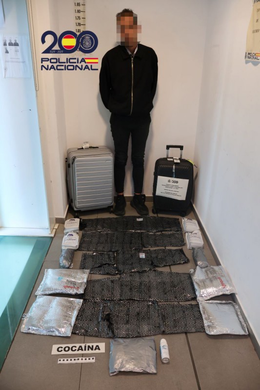 El detenido y la droga incautada