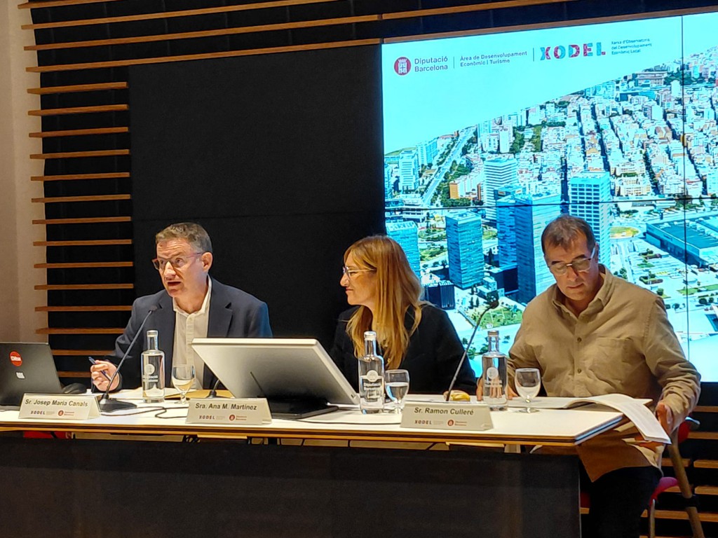 La diputada Ana Maria Martínez con los autores del informe Pep Canals y Ramon Culleré