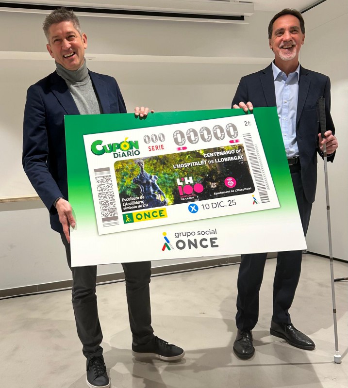 David Quirós (izquierda) y Enric Botí con el cupón del centenario