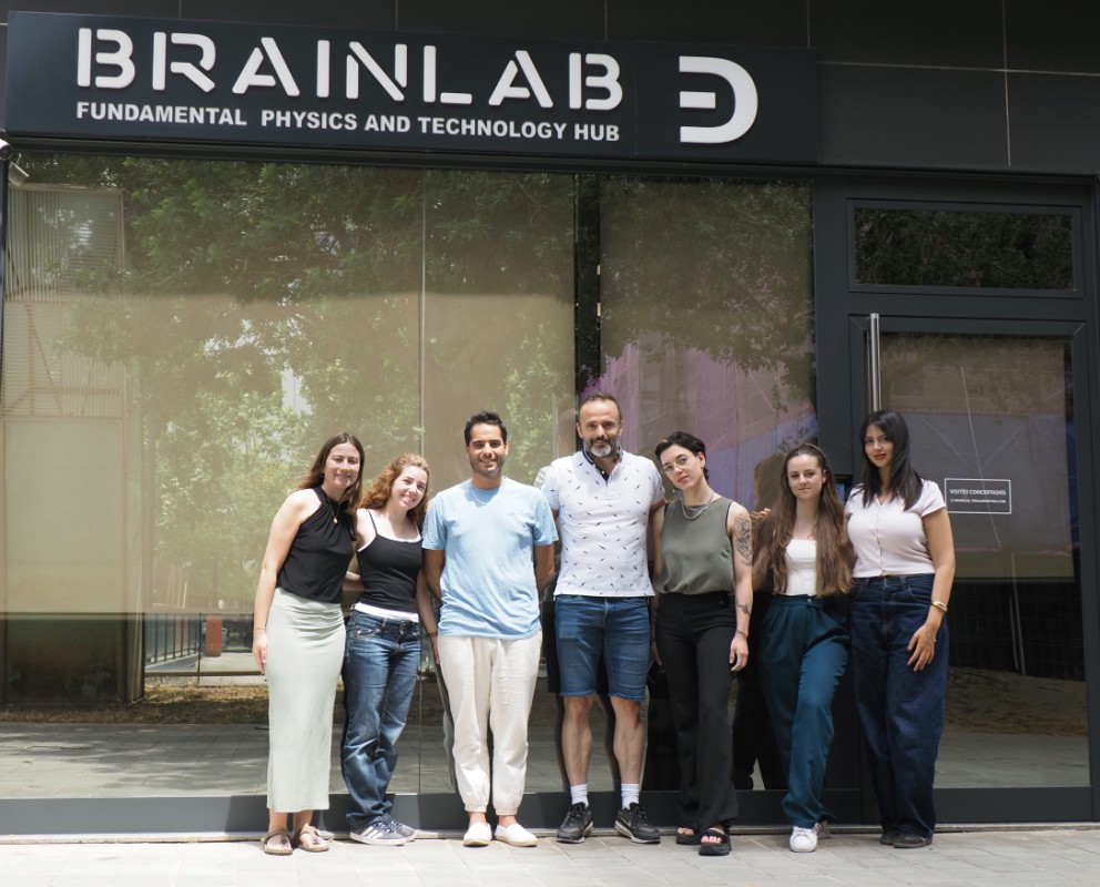 foto corporativa del joven equipo de Brainlab Fira frente a la sede de la startup 