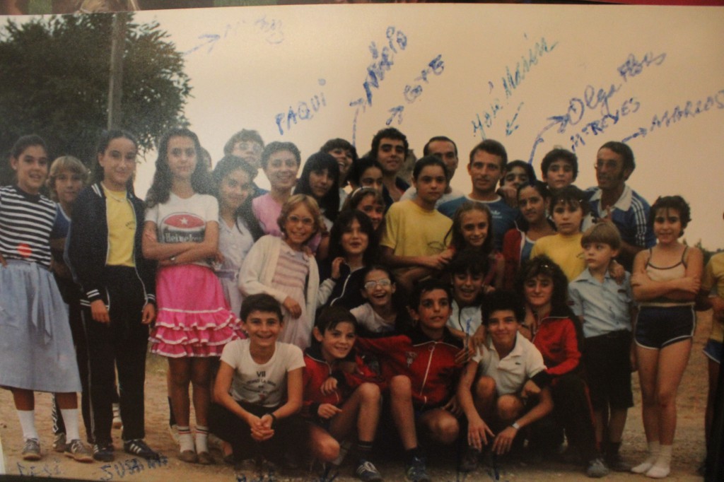 Foto de família de marcos flores amb els seus nens, molts d’ells atletes, de l’escola Àngela Roca (als anys 90)