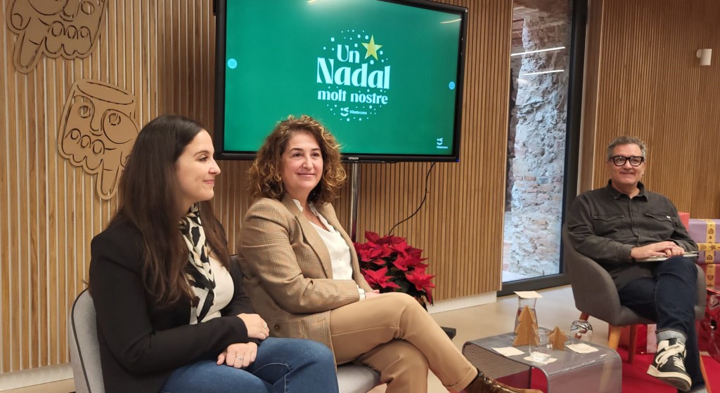 De izquierda a derecha: Irene Reus, teniente de Alcalde de Sostenibilidad Social y Servicios a la Ciudadanía; Olga Morales, alcaldesa de Viladecans; y Xavier Campón, director de Al Carrer.