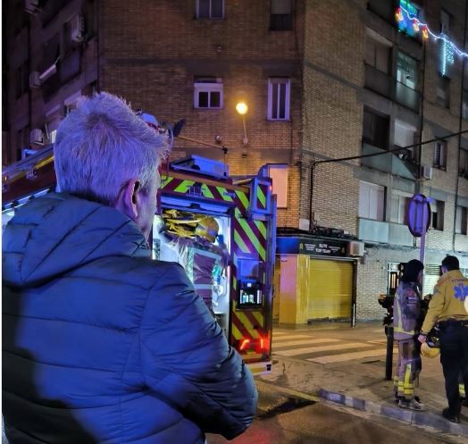 El alcalde de L'Hospitalet, David Quirós, supervisando la extinción del incendio de Santa Eulàlia