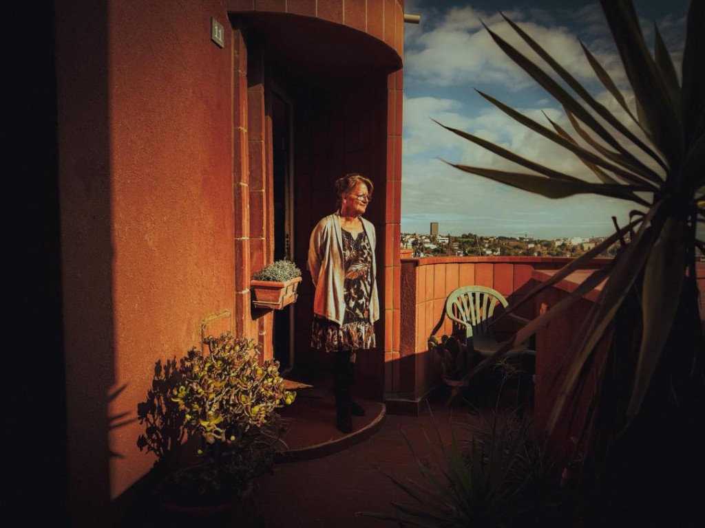 La vecina Marta Nebot, en su terraza del Walden