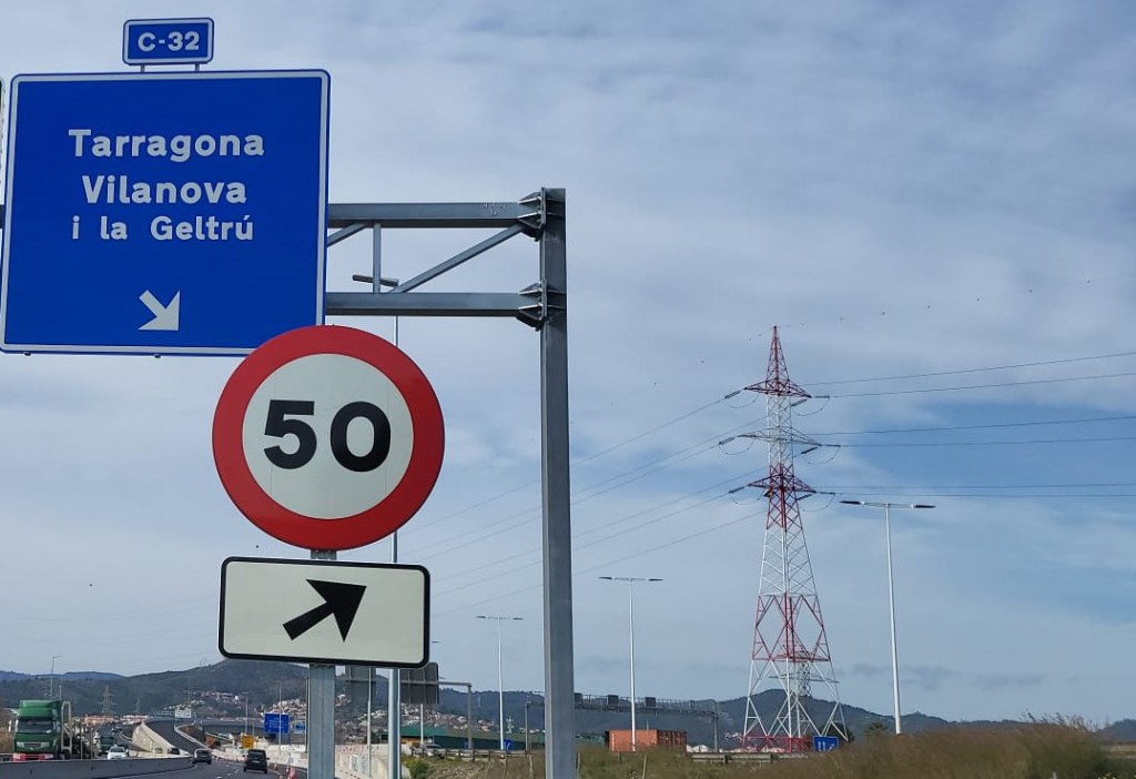 Imagen en la que pueden apreciarse las farolas pendientes de iluminación