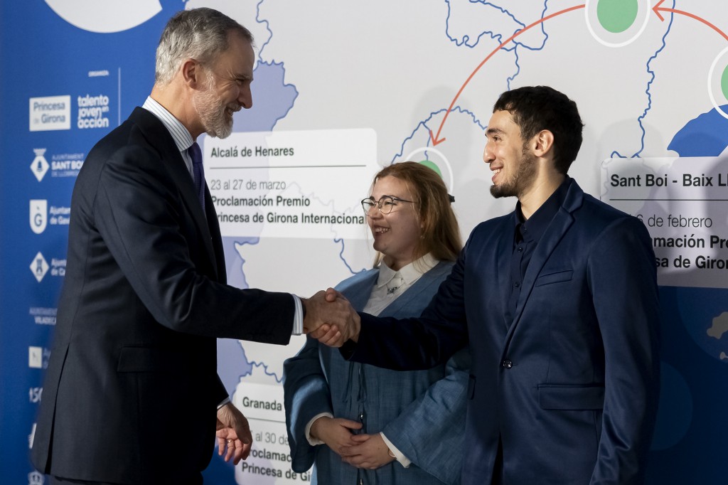 Felipe Vi saludando a Hatim Azahri