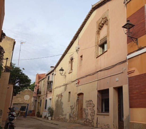 La casa dels finestrals gòtics