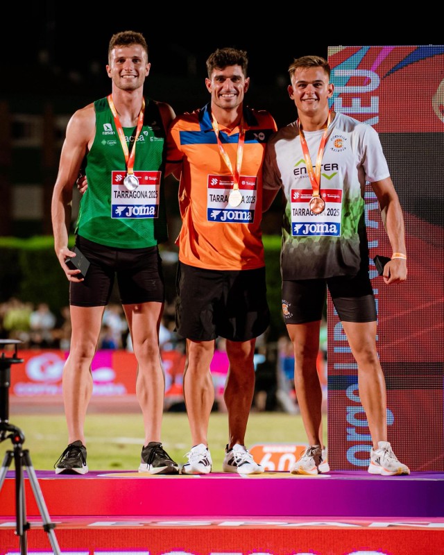 L'atleta del Cornellà Atlètic pujant al tercer lloc del podi al Campionat d'Espanya d'Atletisme (Tarragona, 03-08-2025)
