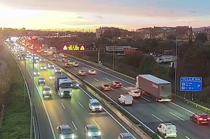 Colas en la autopista A-2 a la altura de Pallejà