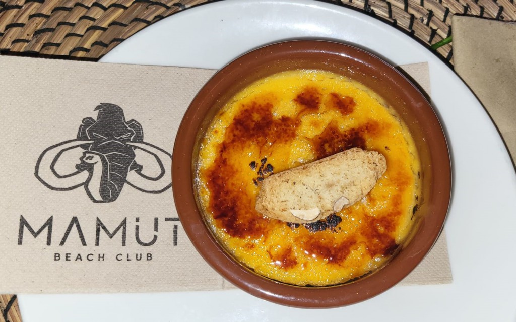 Crema catalana con carquinyolis