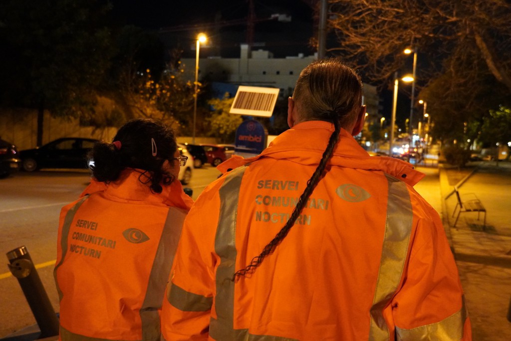 Dos serenos de Sant Boi en pleno servicio nocturno