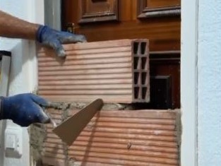 Tapiado con ladrillos de la entrada principal