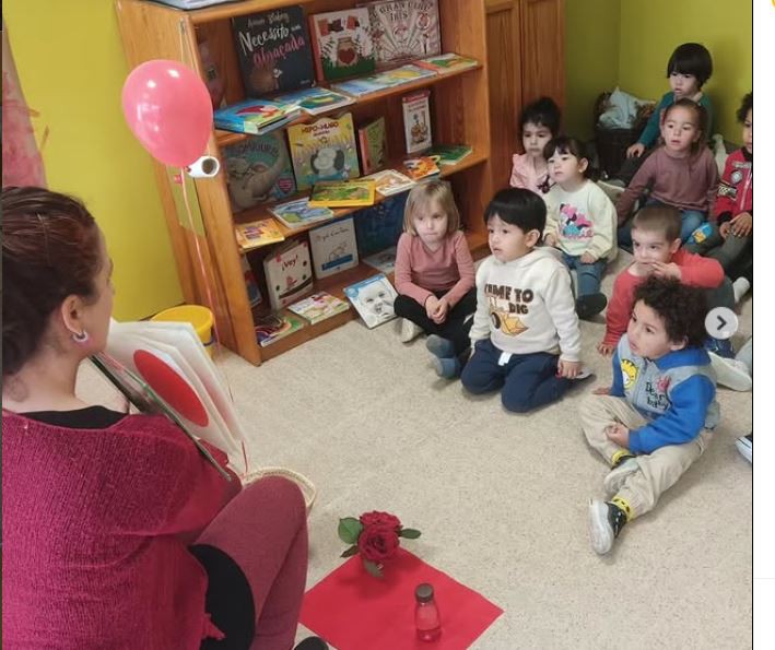 Visita de alumnos de la Nova Fortuny a la biblioteca pública Josep Janés