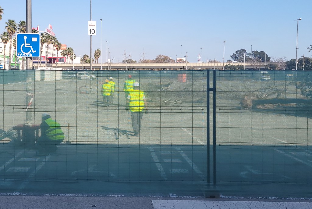 Trabajadores desmontando mobiliario urbano del parking del Leroy Merlin