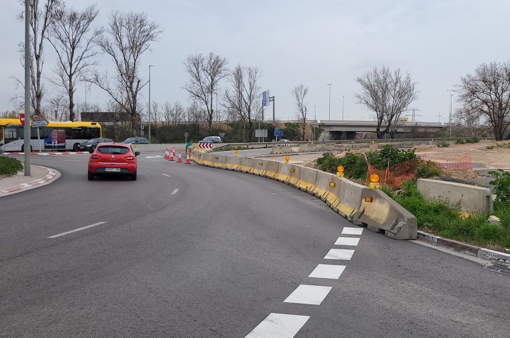 El acceso cerrado a la C-32 desde la rotonda del Viena
