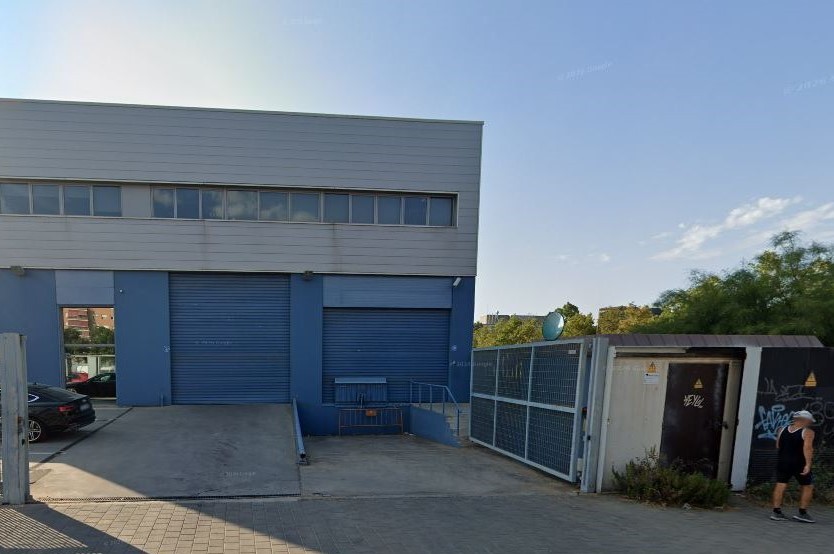 Fachada de la nave asaltada