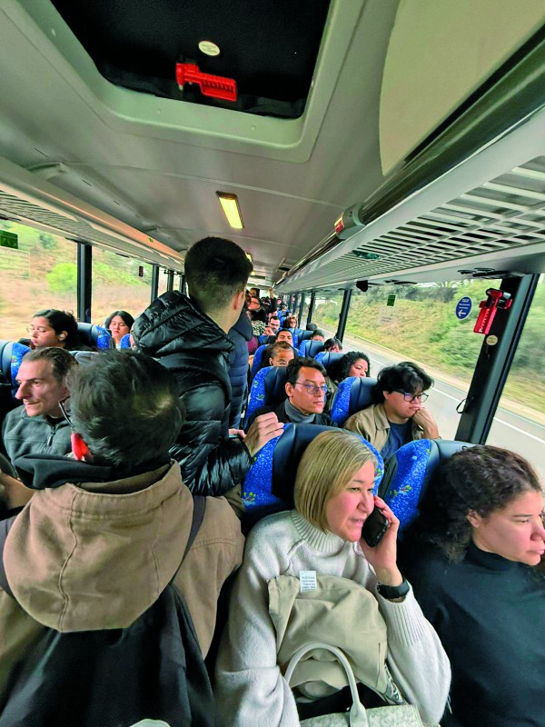 interior de uno de los buses a olesa lleno hasta la bandera, con viajeros de pie en los pasillos