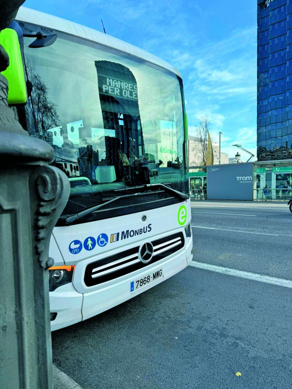 Uno de los vehículos de la empresa Monbus que cubre el trayecto entre Barcelona y Olesa