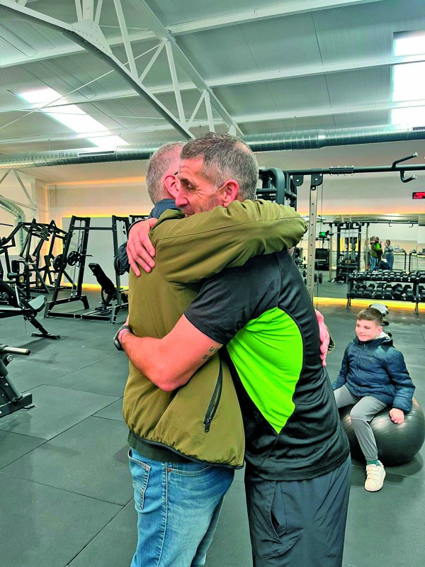 Tomi abrazándose a Ignasi, el padre, en el Tenax Fitness de Cornellà