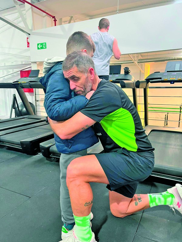 l deportista de los maratones achuchando al protagonista del desafío, el pequeño Pau