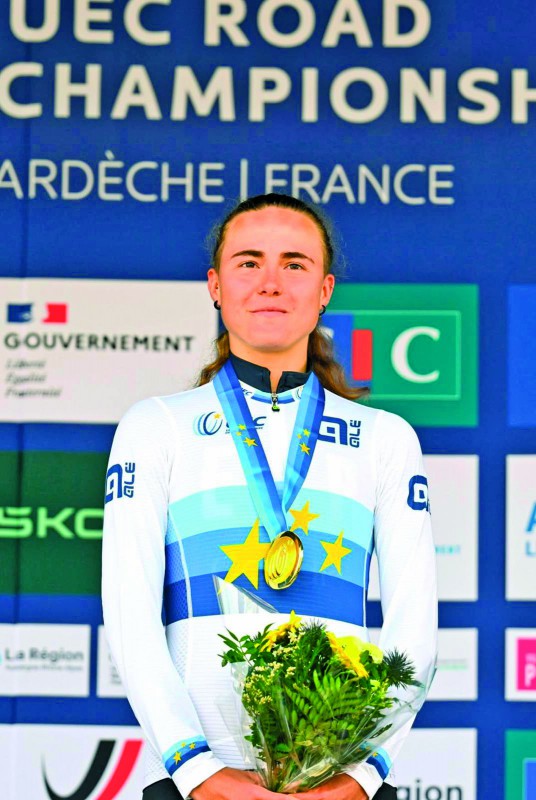 paula Blasi al capdamunt del podi del Campionat d’Europa en ruta sub-23 (Gilherand e las Granjas, Occitània, 03-10-2025) 