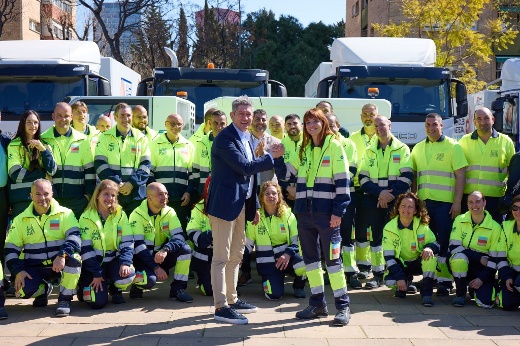 El alcalde de L'Hospitalet, David Quirós, con la plantilla del renovado servicio de limpieza viaria