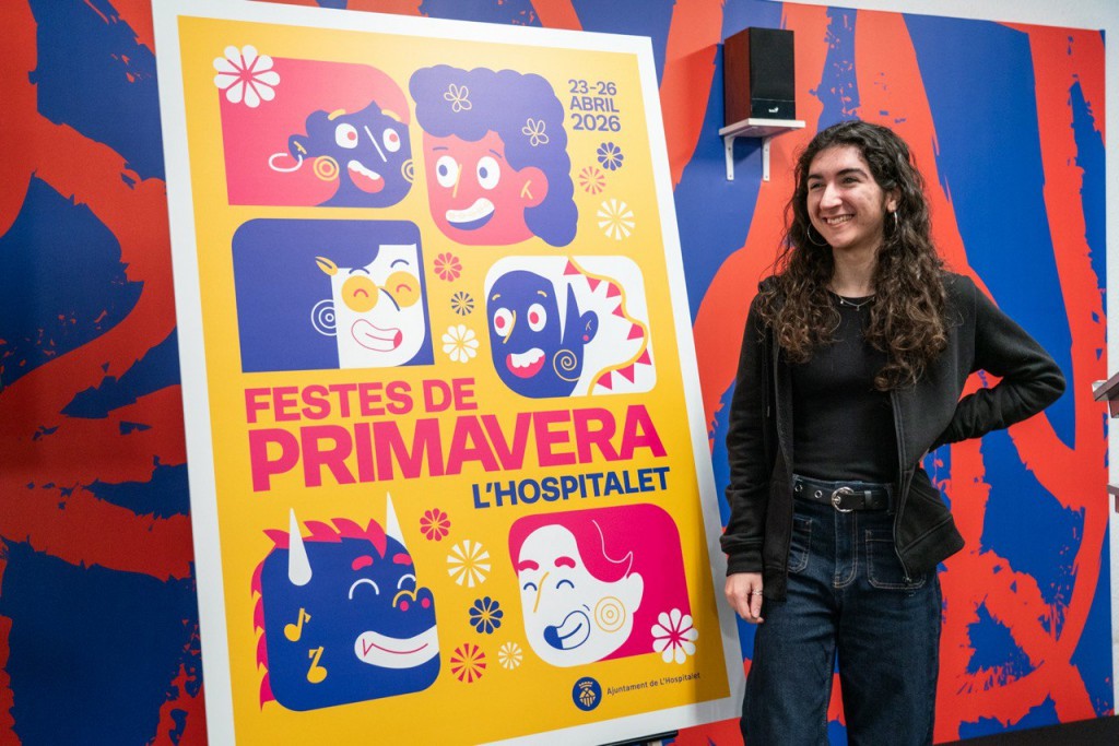 Ángela del Cid Ramos, posando junto al artel que ha creado para las Festes de Primavera
