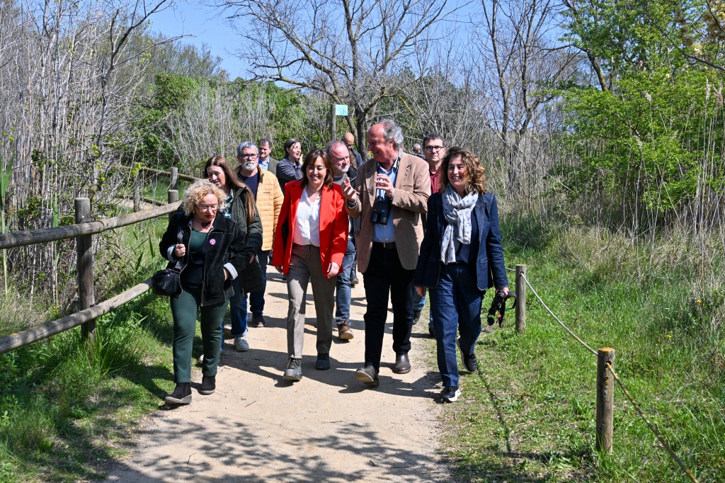 Autoridades durante la visita al Remolar, entre ellas la alcaldesa Olga Morales (derecha)
